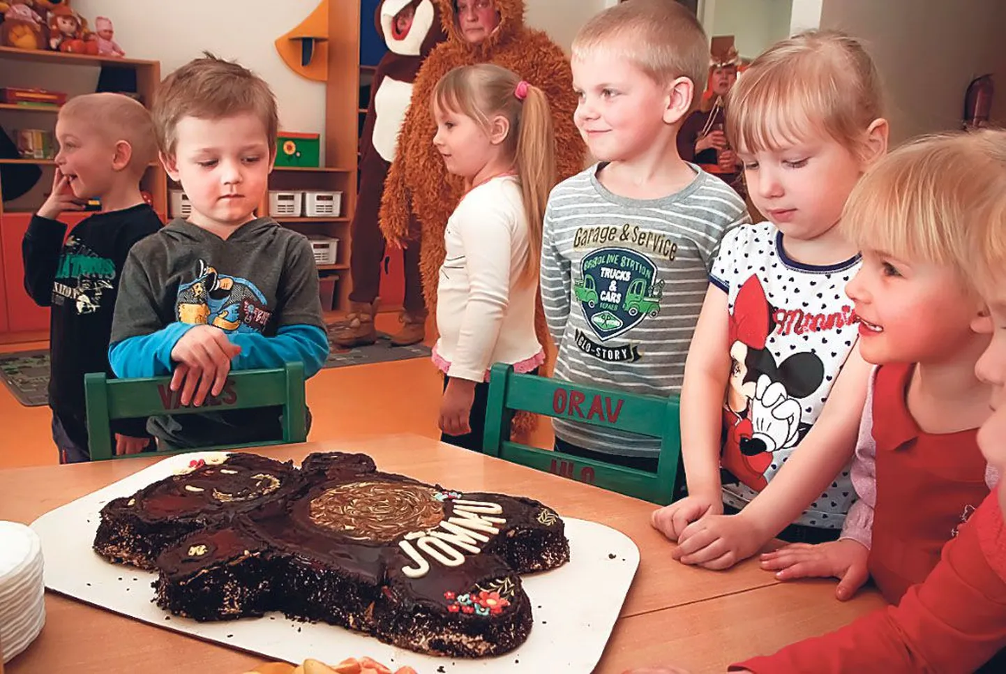 Jõõpre lasteaia mudilased panid eile uued ruumid oma sagimise ja kilkamisega elama.