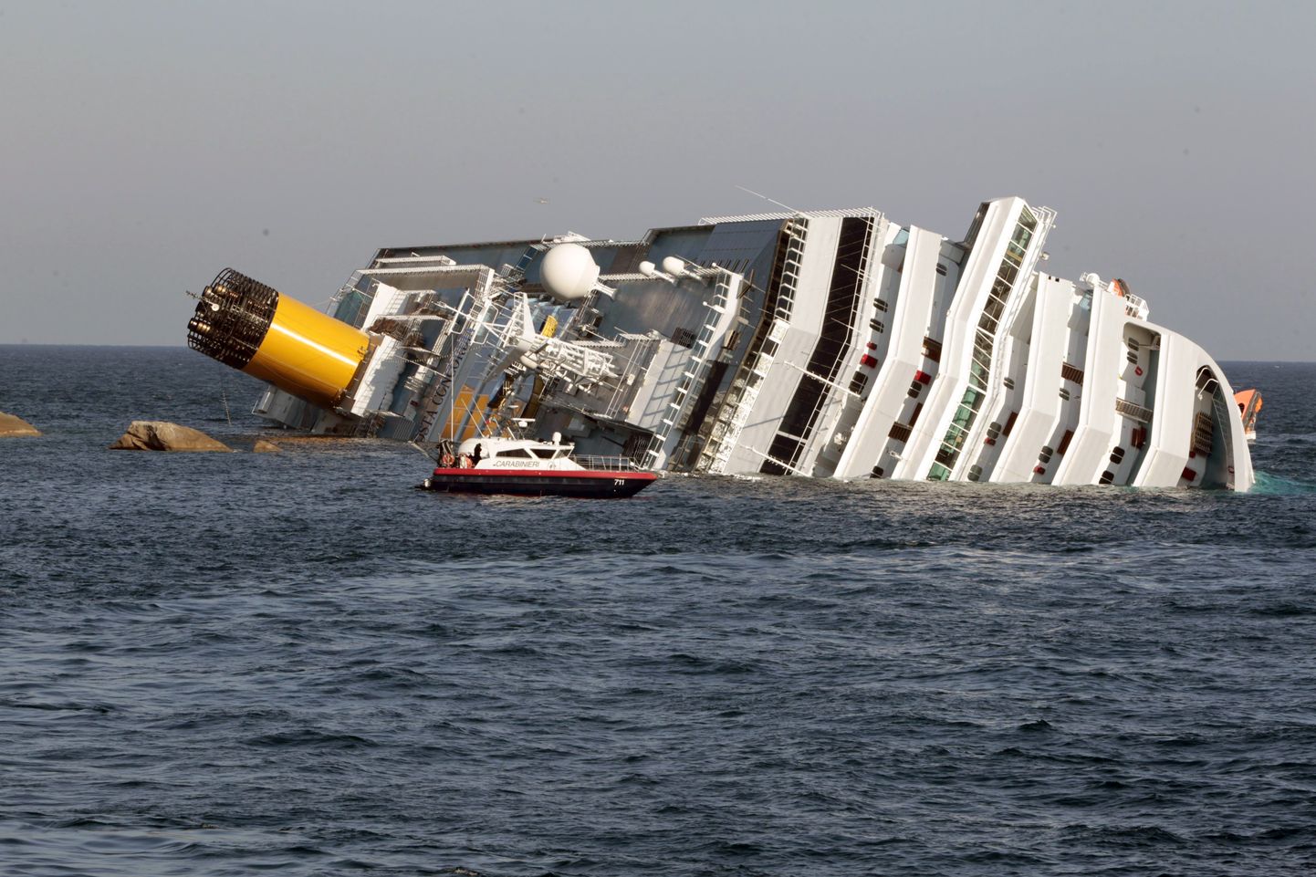 Kruiisilaeva Costa Concordia sillameeskond eesotsas kapten Francesco Schettinoga sõitis 13. jaanuaril 2012 Itaalia Toscana ranniku Giglio saare juures karidele. Pardasse tekkis 50 meetri laiune auk, vett hakkas  sisse voolama ja laev läks kreeni