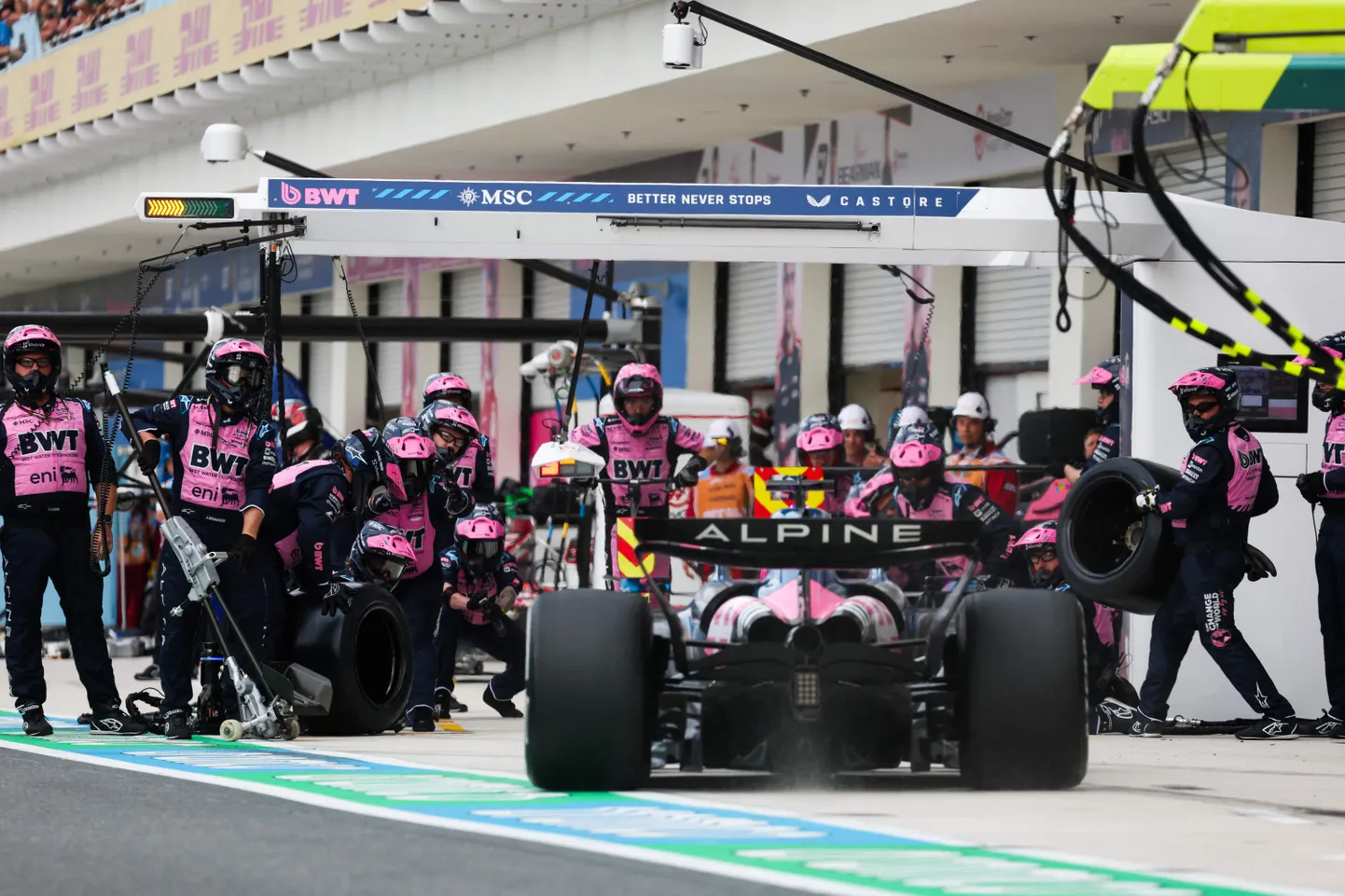 Alpine'i sõitja Pierre Gasly sõitmas Miami GP-l boksipeatusesse. Viimastel aegadel on Alpine'i tiimis toimunud mitmeid ümberkorraldusi.