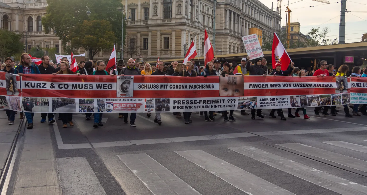 Koroonapiirangute vastane meeleavaldus Viinis 26. oktoobril 2021.