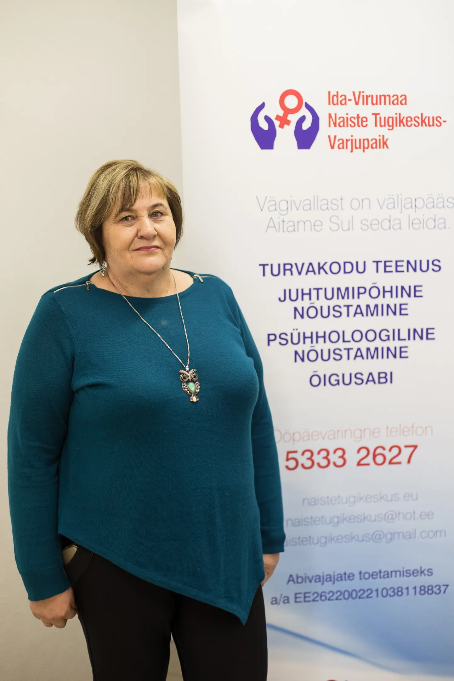 Naiste tugikeskuse töö korraldaja Lilli Andrejev saab presidendilt Eesti Punase Risti IV klassi teenetemärgi.