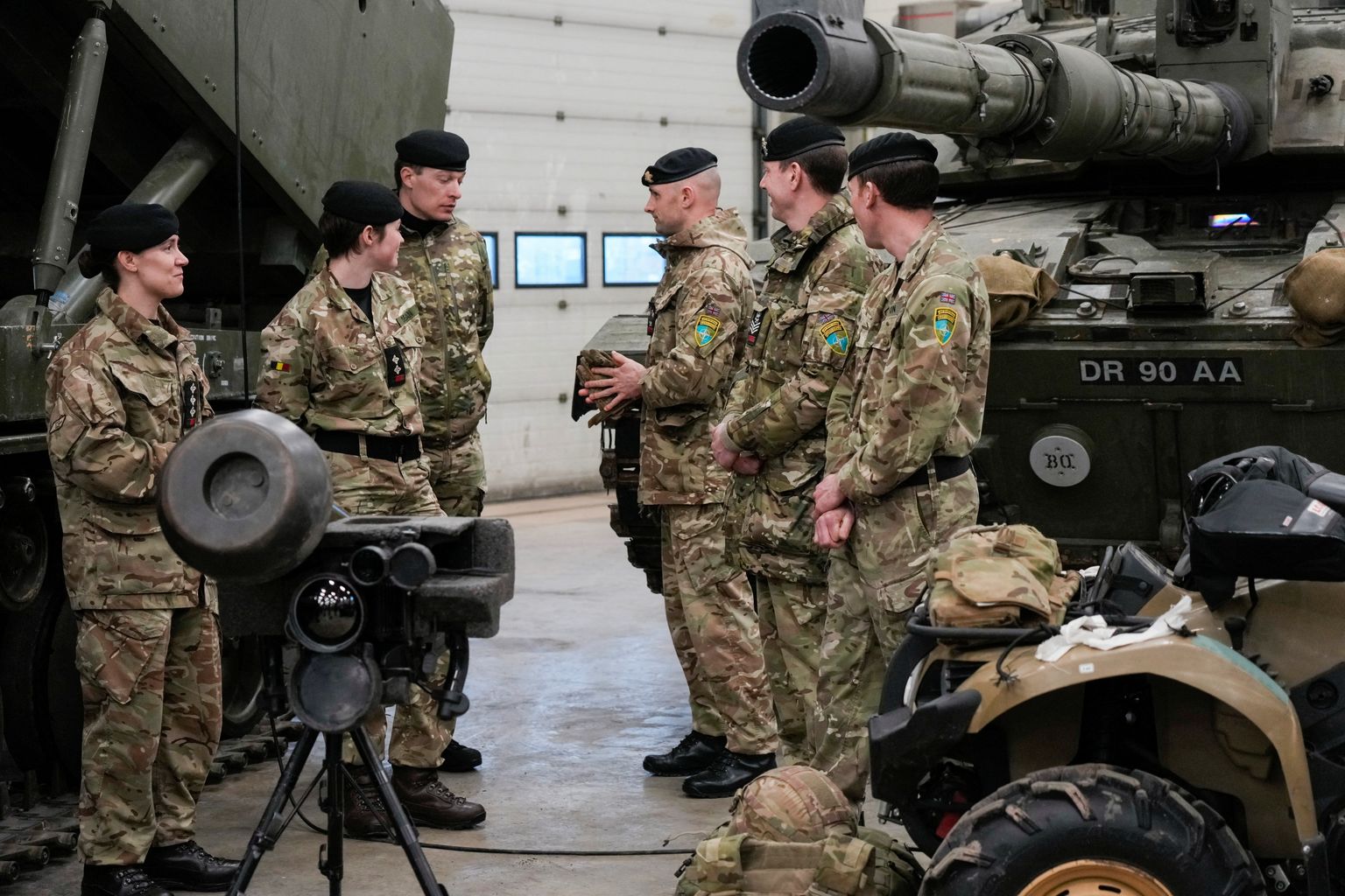 Британские солдаты на военной базе Тапа в ожидании тогдашнего премьер-министра Великобритании Бориса Джонсона и генерального секретаря НАТО Йенса Столтенберга.