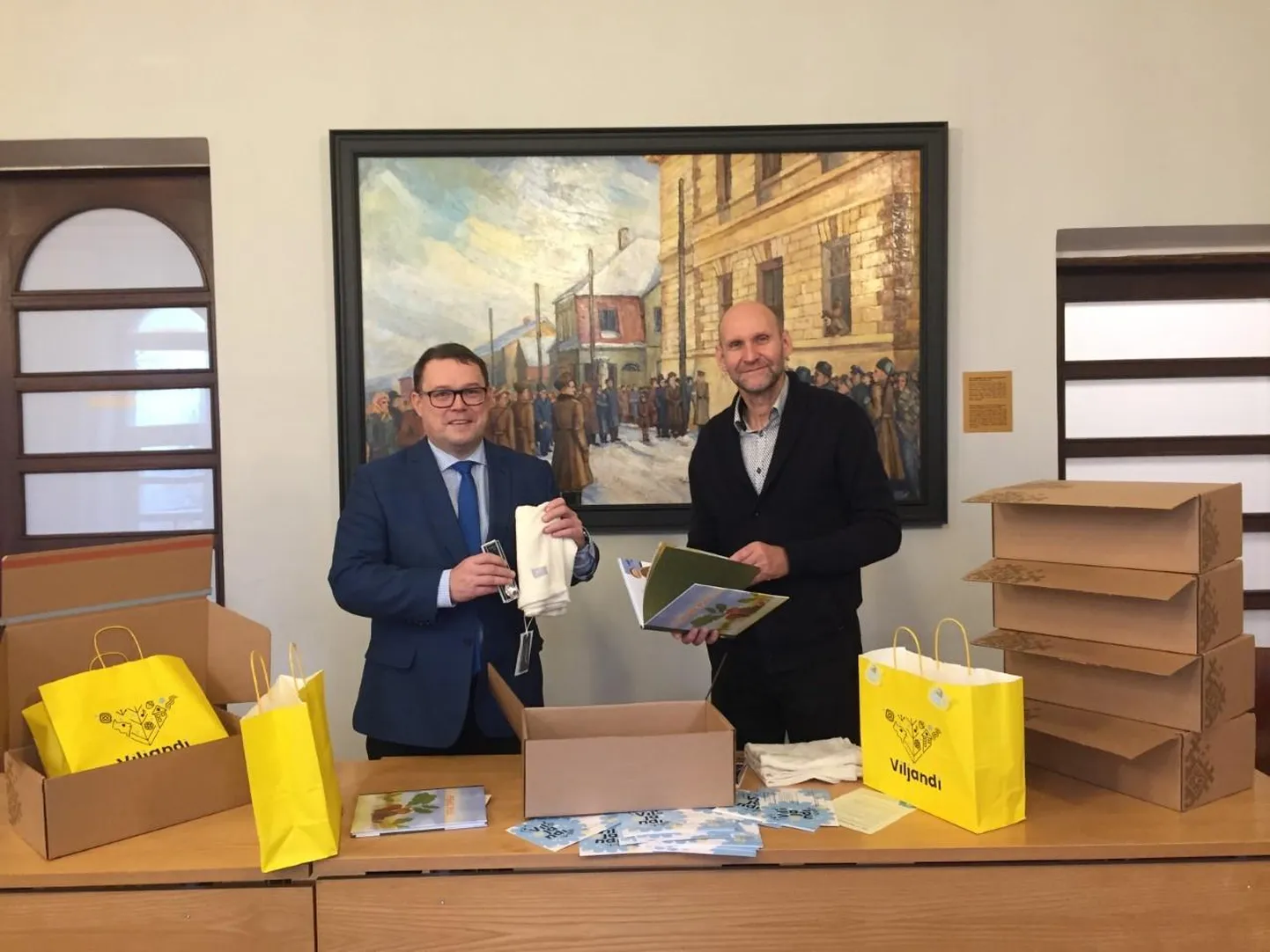 Viljandi linnapea Madis Timpson ja linnavolikogu esimees Helir-Valdor Seeder saadavad hõbelusikad seekord pakiautomaati.