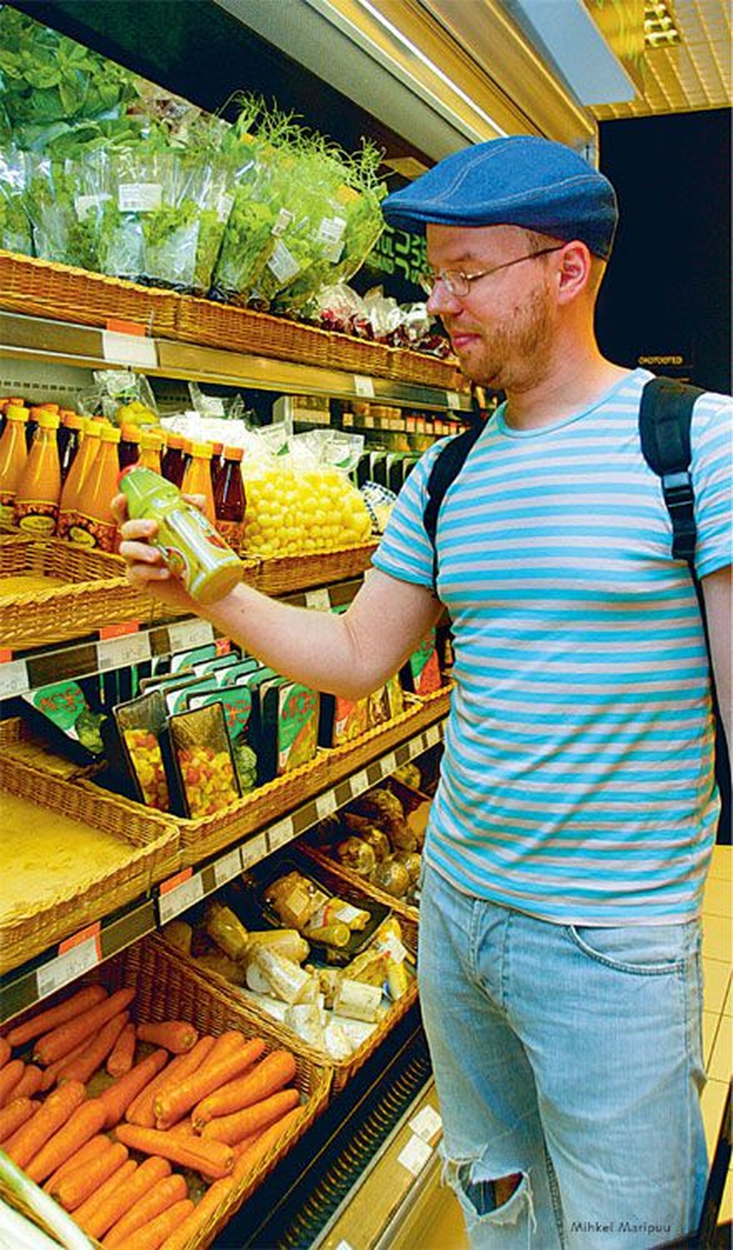 Tallinna Kaubamajast smuutit ostnud Tallinna Tehnikaülikooli õppejõud Rainer Kattel teab, et smuutid pole värskelt pressitud, kuid ostab neid enda sõnul koduse maitse pärast.