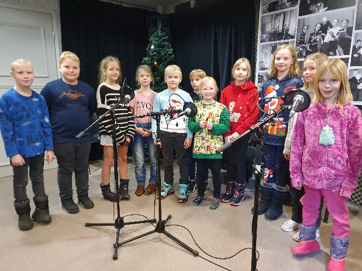 Pildil on Türi põhikooli õpilased salvestamas jõulukuuldemängu.