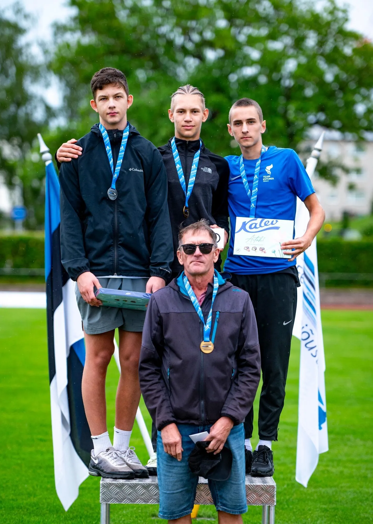 U16 vanuseklassi kettaheite autasustamisel seisab pjedestaali ees Valga klubi treener Riho Meri. Tema treenitav Armand Hanson tuli Eesti meistriks. Hanssonist vasakul Herman Mugu ja paremal Hank-Gerhard Hausenberg.