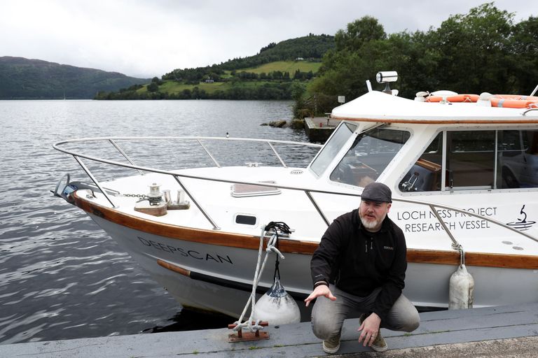 Projektijuht Alan McKenna Loch Nessi uurimislaeva kõrval