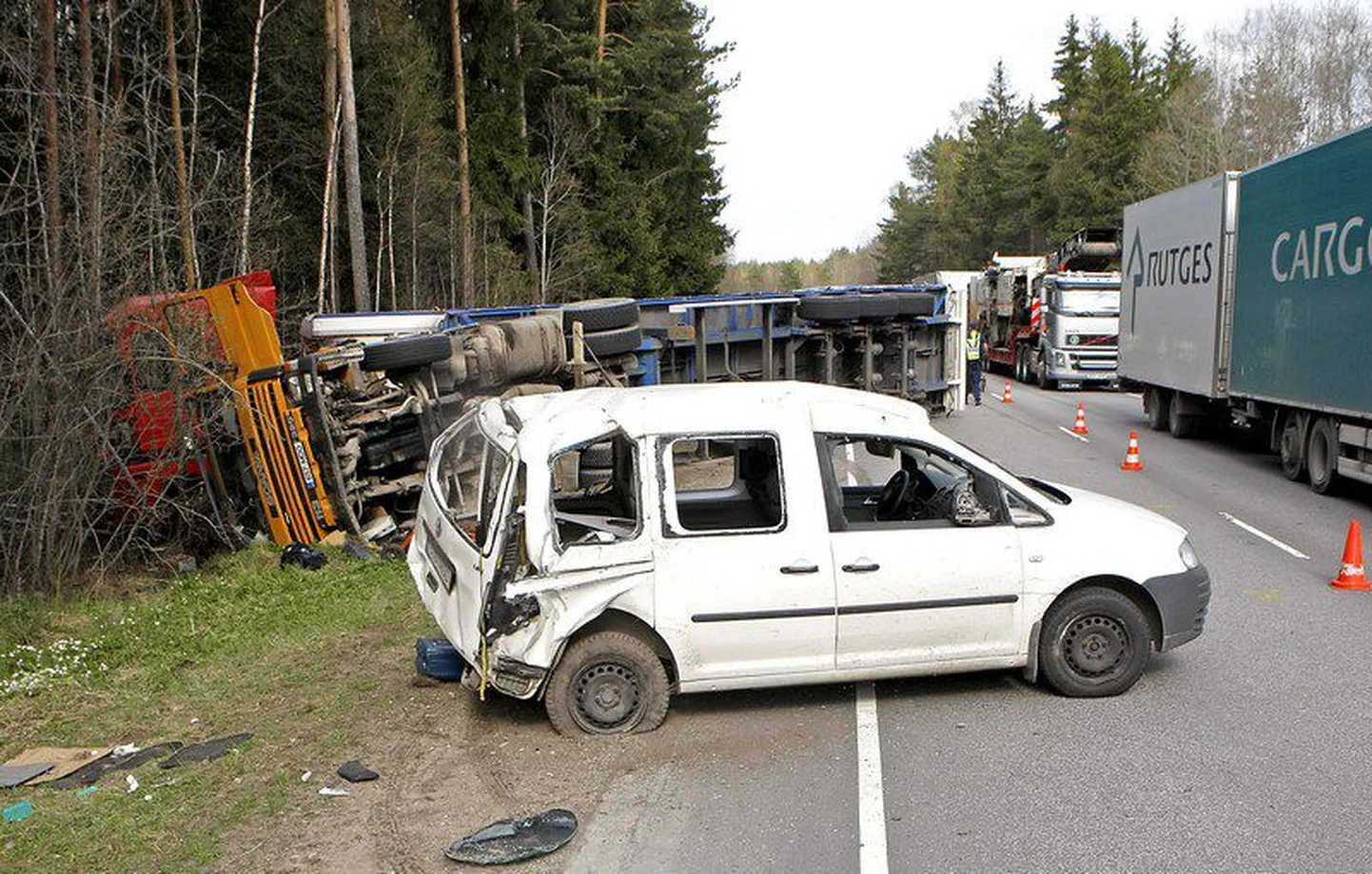 Liiklusõnnetus Viljandi maanteel. EL tahab liikluses surnute hulka järgmise aastakümnega poole võrra vähendada.