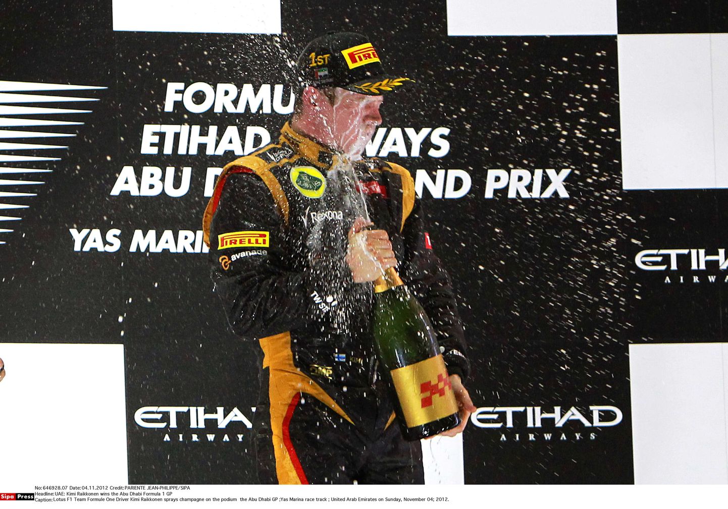Kimi Räikkonen eelmisel aastal Abu Dhabi vormel-1 etapi võitu tähistamas.