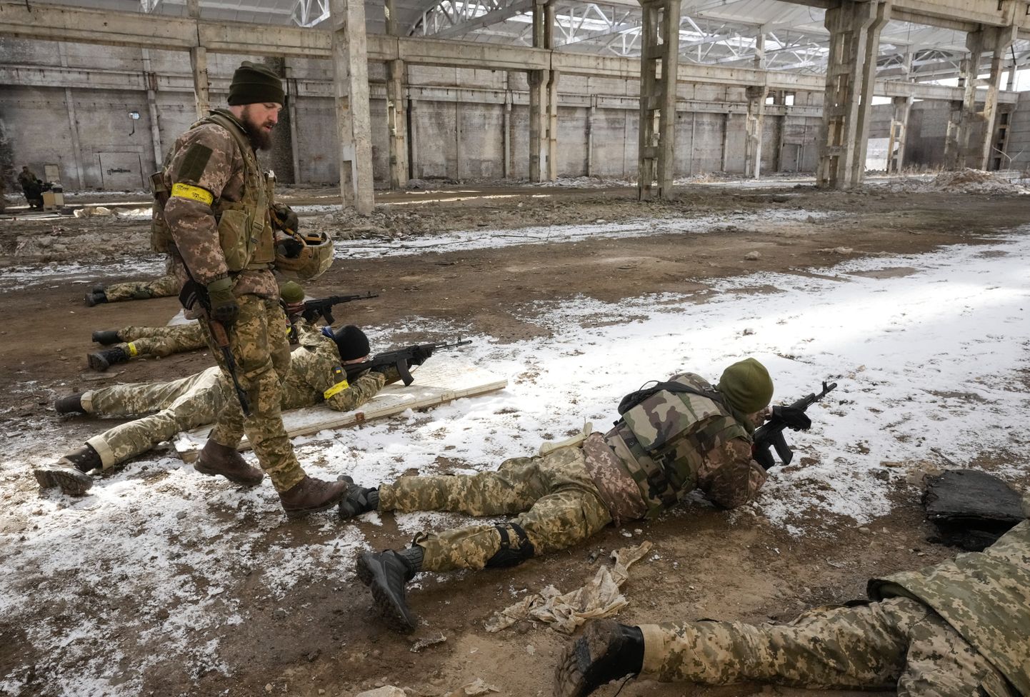 Otrdien, 2022. gada 8. martā, Baltkrievijas rotas bāzē Kijevā, Ukrainā, Baltkrievijas brīvprātīgie apgūst militāro apmācību.