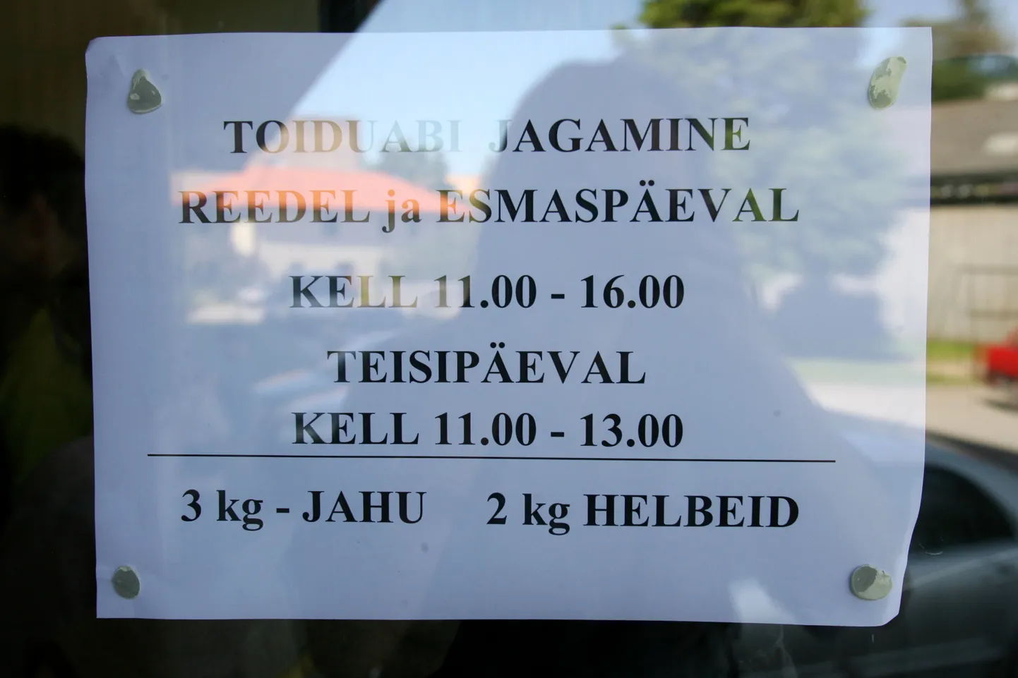 Eestis tähendab alatoitumus ühekülgset toitu, kuid mitte päris söömata olemist, selgitas Tervise Arengu Instituut. Pildil info toiduabi jagamisest.