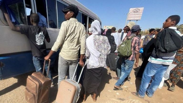 Тысячи людей, опасаясь за свою жизнь, пытаются покинуть Судан.