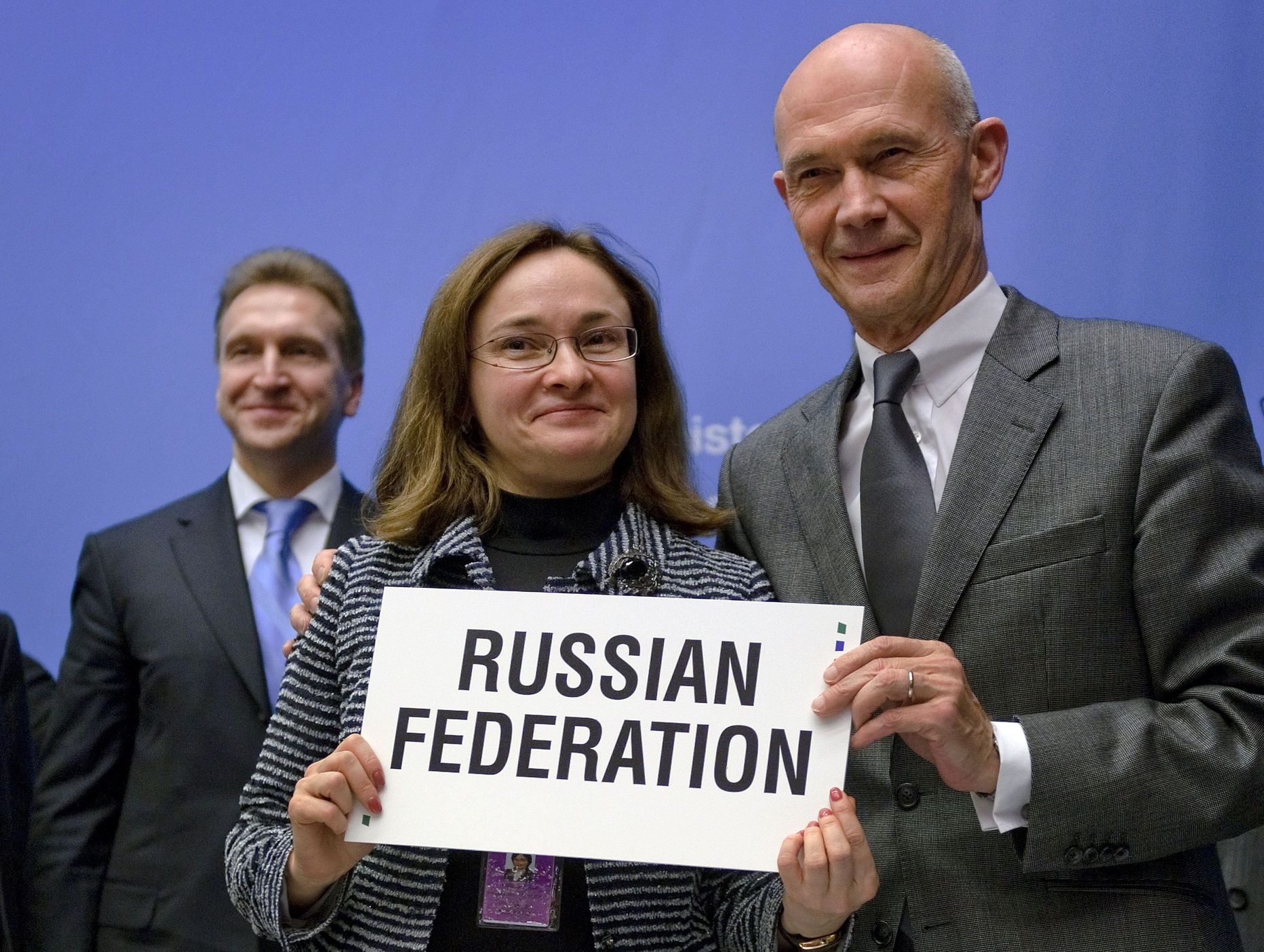 WTO langetas otsuse võtta Venemaa oma liikmeks möödunud aasta detsembris. Fotol hoidmas silti Venemaa majandusminister Elvira Nabiullina ja WTO peasekretär Pascal Lamy