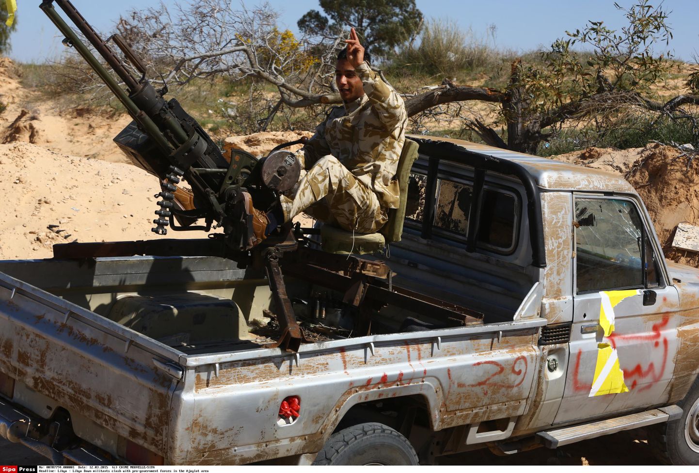 Liibüa keskvalitsuse vastu võitleva Liibüa Koidiku liige sõjatehnikaga poseerimas.