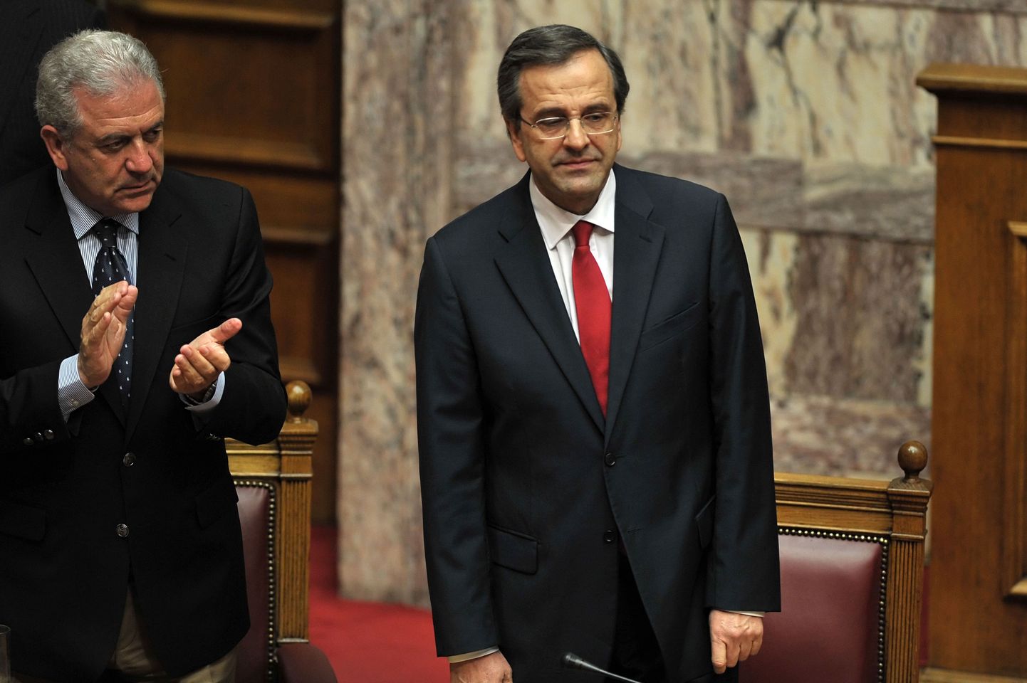 Kreeka peaminister Antonis Samaras eile parlamendi ees. Valitsusjuhile plaksutab välisminister Dimitris Avramopoulos.