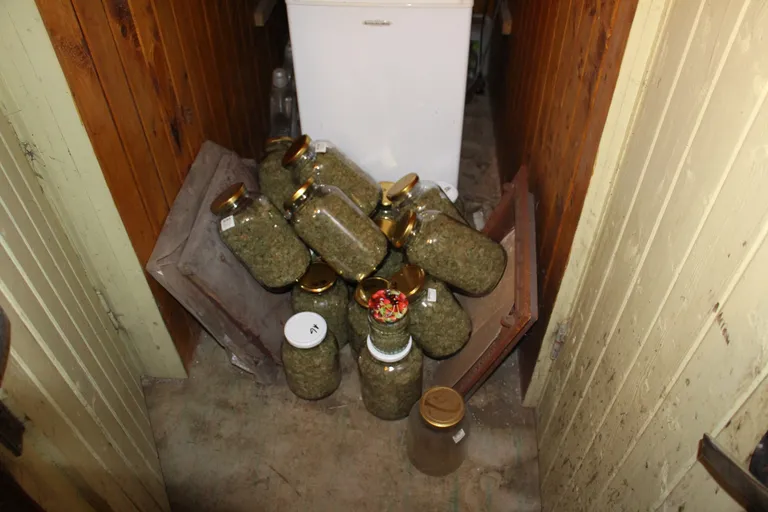 Politseinikud leidsid mehe kodust ligi kaheksa kilogrammi kanepit, mis oli pakendatud klaaspurkidesse, kile- ja paberkottidesse.