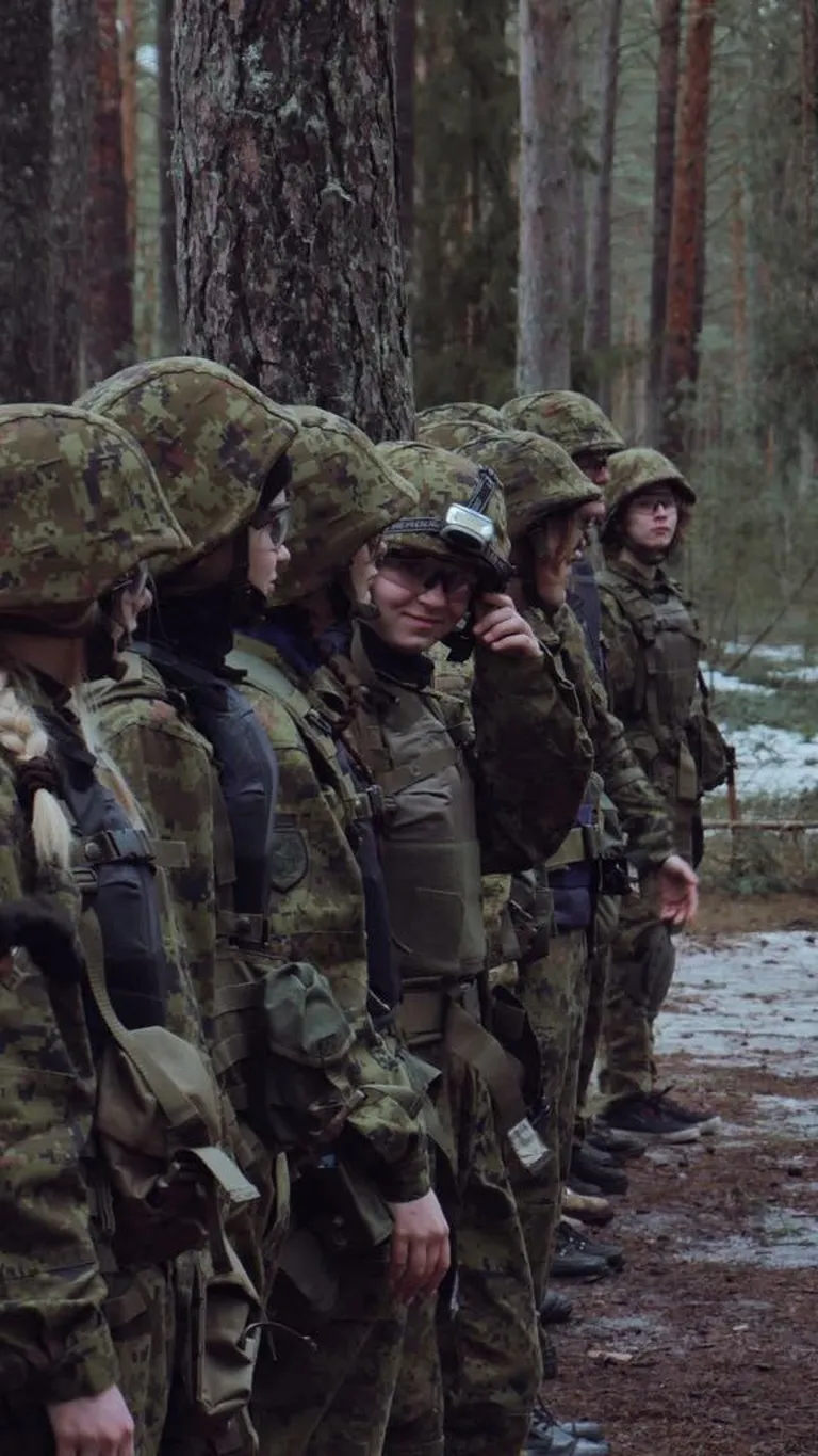 В лагере парней и девушек было поровну.