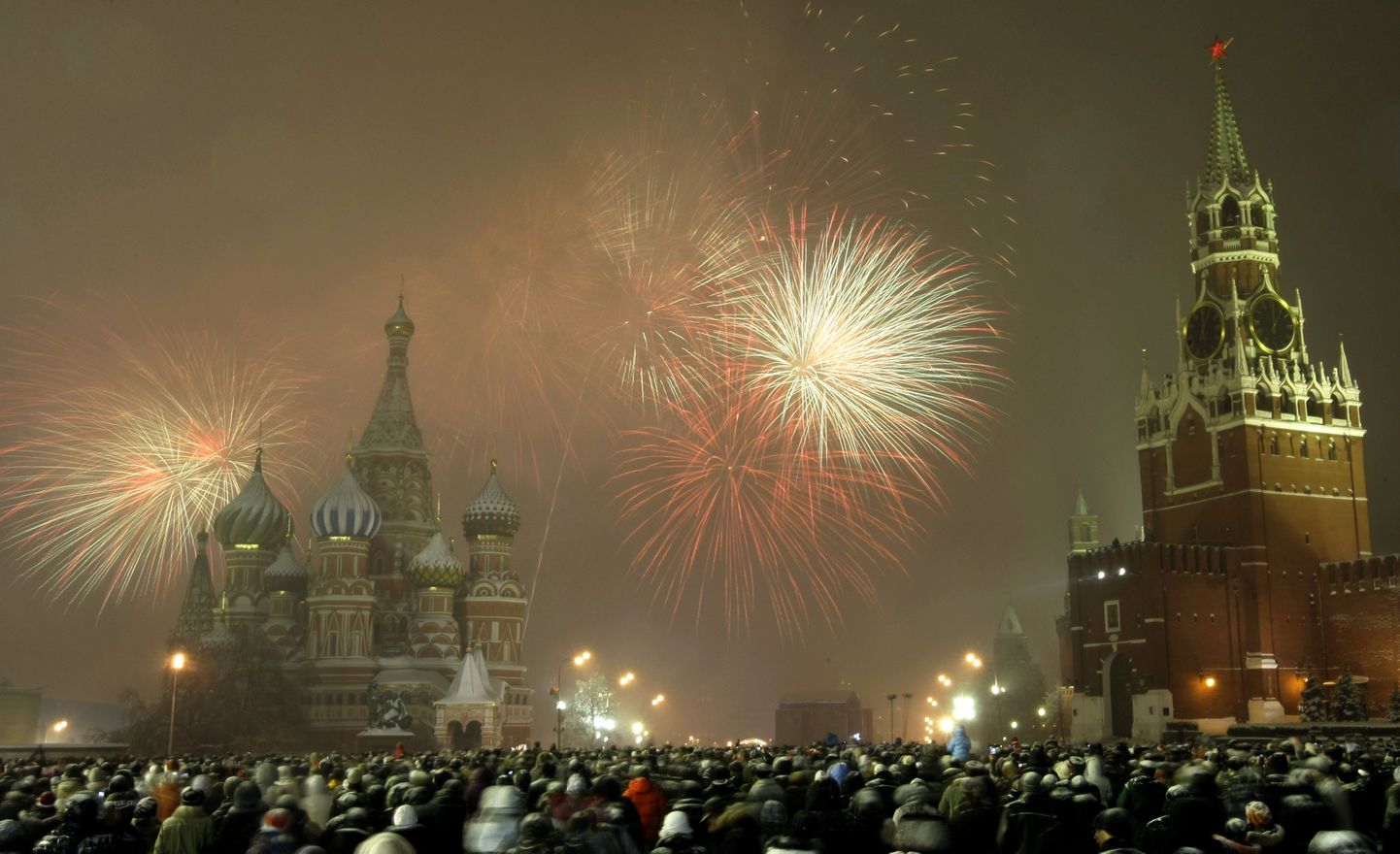 Punasele väljakule kogunenud moskvalased imetlevad ilutulestikku.