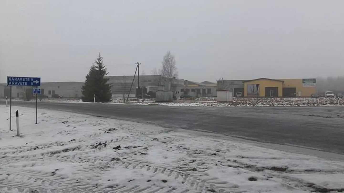 Молоковоз вылетел в кювет из-за черного льда.
