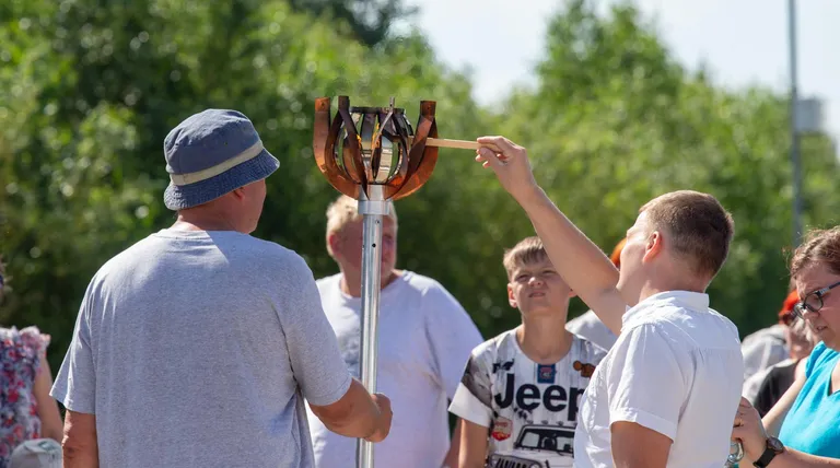 Tartu valla abivallavanem Tarmo Raudsepp süütab tõrviku.