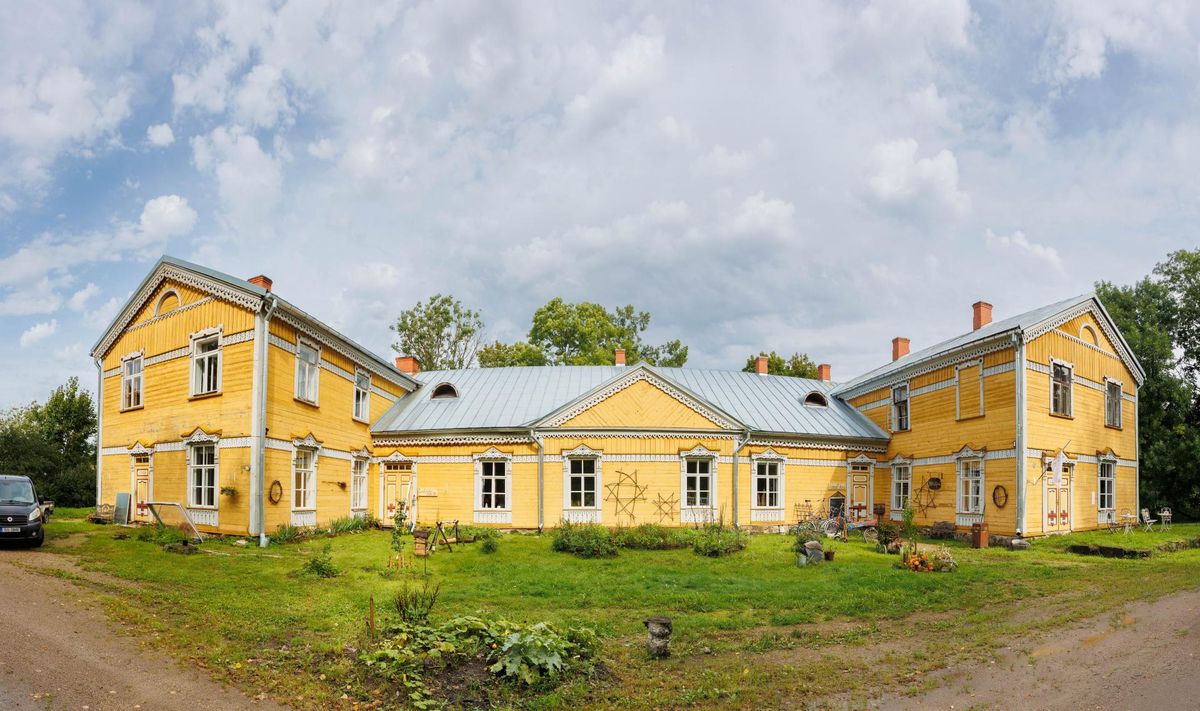 Rõuge vallas asuv Leiutajate külakool tegutseb Sänna mõisa historitsistlikus stiilis peahoones.