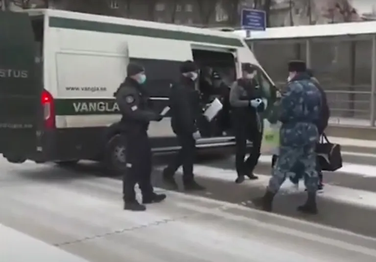 Конец приключениям на свободе: российская тюремная служба передает Сухоцкого эстонским коллегам на Нарвском мосту. Декабрь 2020 года.
