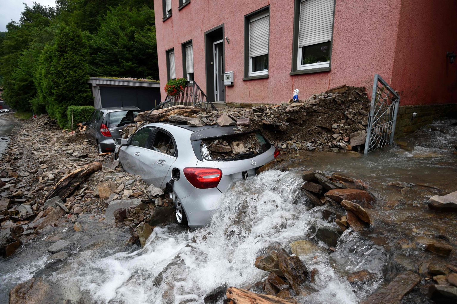 Üleujutuses kannatada saanud maja ja autod Saksamaal Hagenis 15. juulil