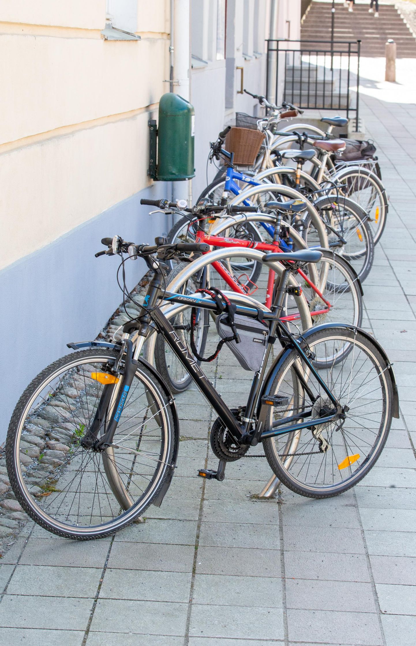 Raekoja platsi kõrval Küüni tänava rattaparklas olid eile kõik rattad korralikult lukustatud.