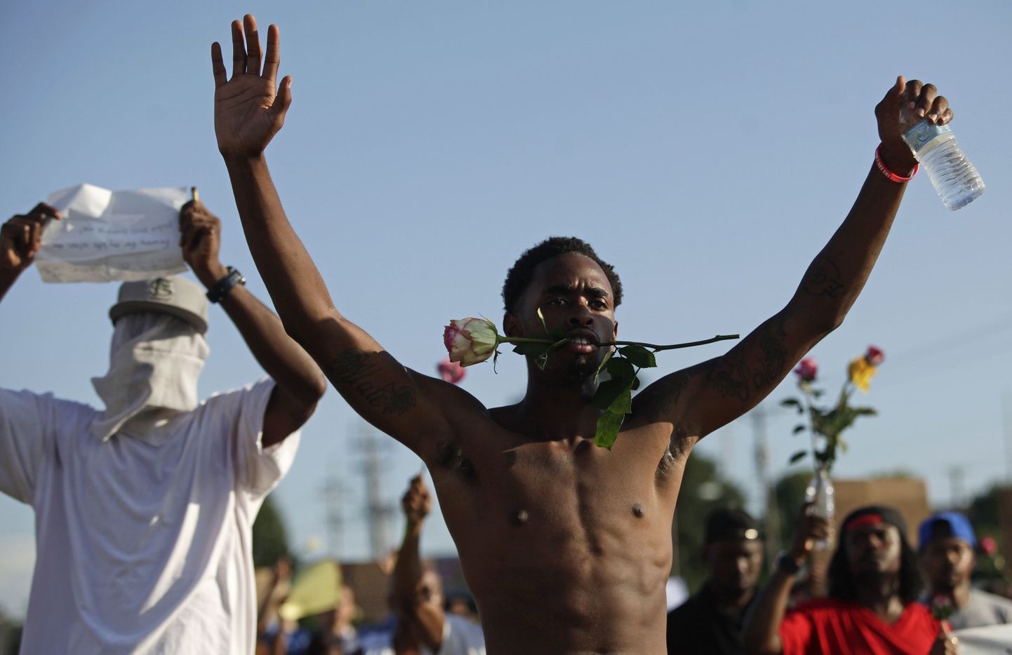 Meelavaldajad protestivad Fergusonis relvastamata teismelise tapmise järel politseivägivalla ja rassismi vastu.