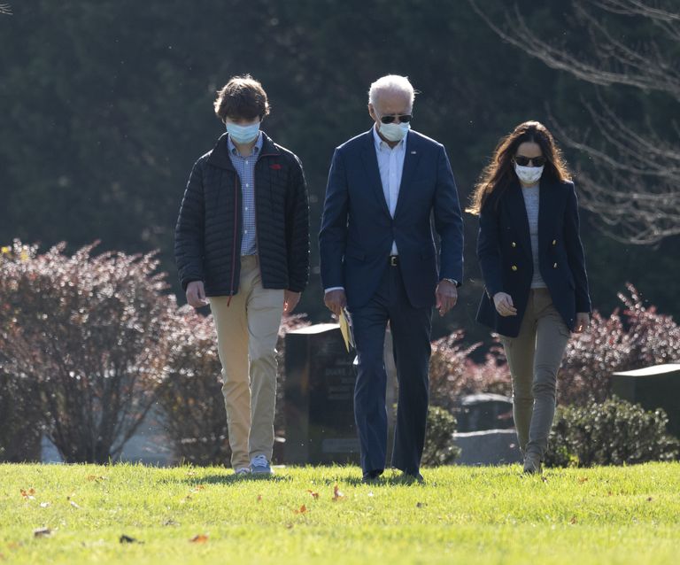 USA presidendivalimised võitnud demokraat Joe Biden külastas 8. novembril koos lapselapse Robert Hunter Bideni ja minia Hallie Bideniga 2015 surnud poja Beau Bideni hauda.
