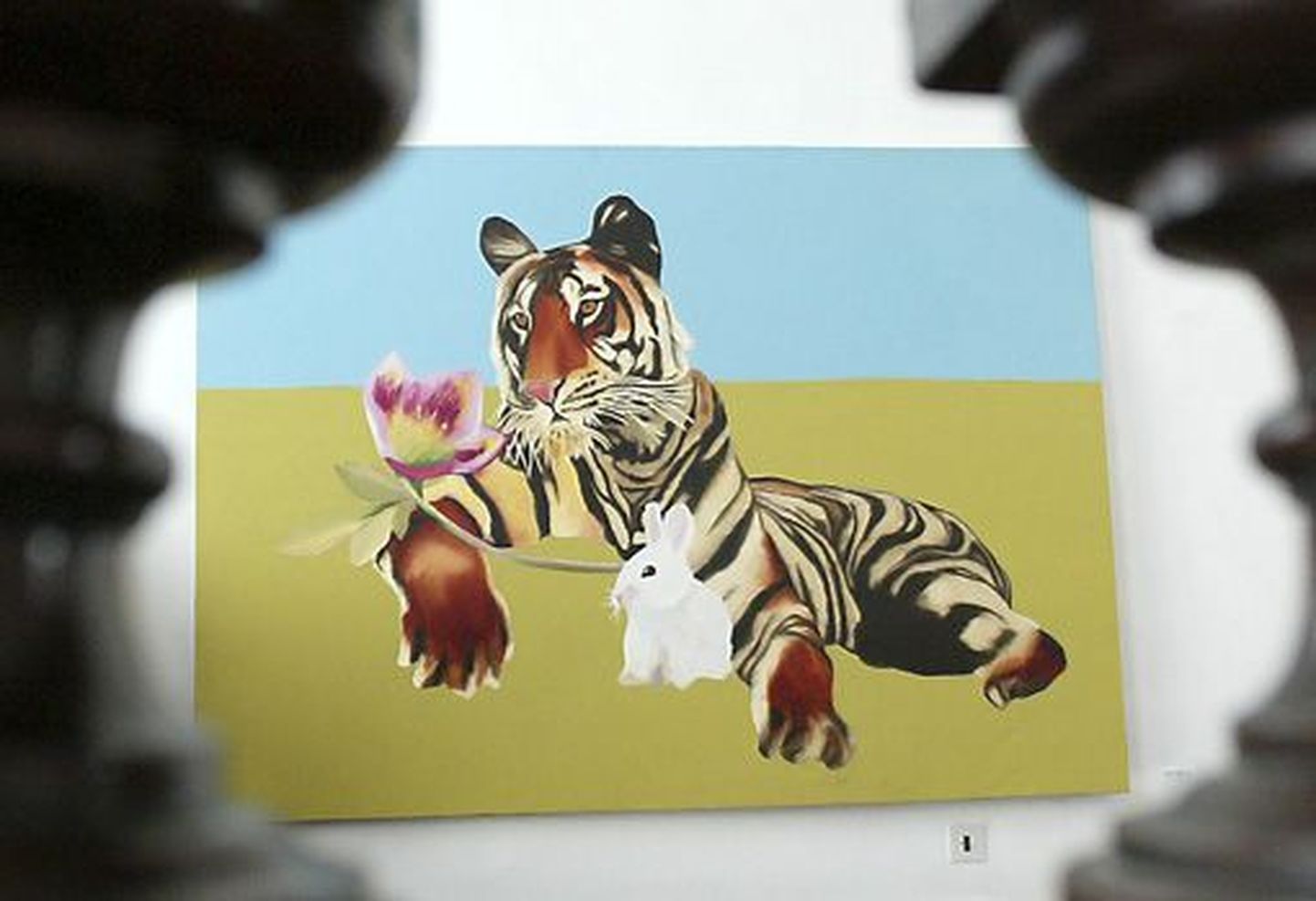 Juba trepil tervitab näitusele tulijat Merike Estna maalitud soe ja südamlik tiiger.