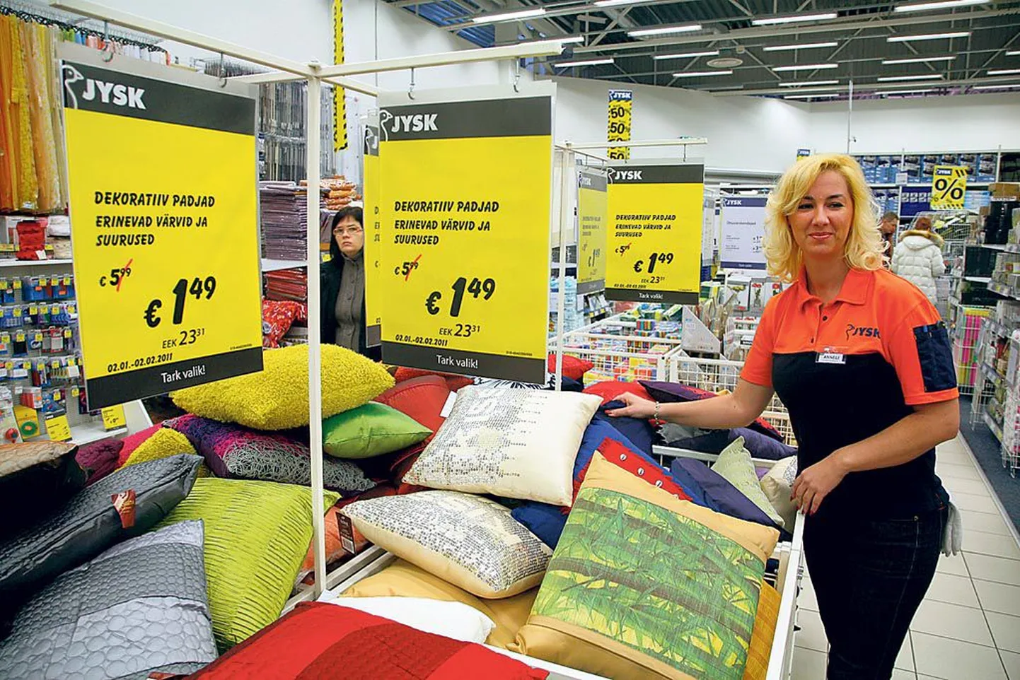 Ostlemine nõuab allahindluste ajal eriti teravat silma, et hinnavirvarris soodsaim ost teha. Enamasti on sildil ju korraga mitu hinda: vana, uus, kroonides ja eurodes.