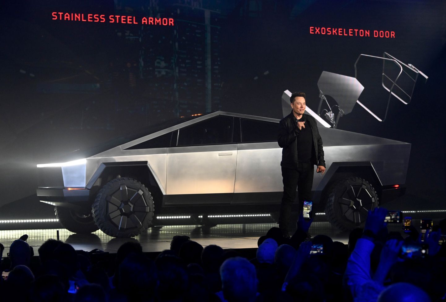 Elon Musk esitlemas Cybertrucki 2019. aastal
