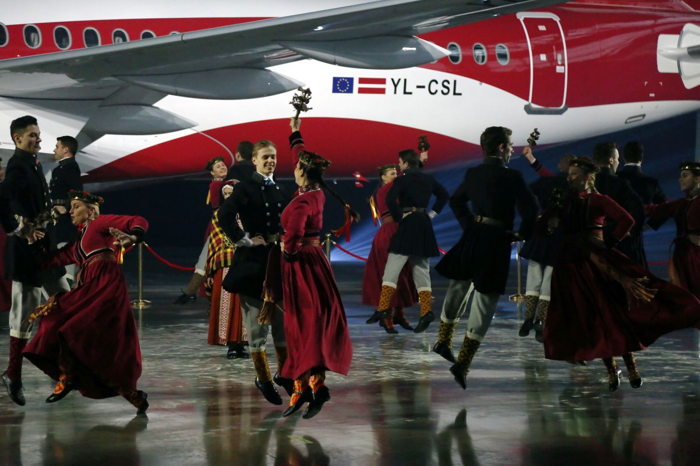 Starptautiskajā lidostā "Rīga" notiek "airBaltic" dāvanas pasniegšanas svinīgā ceremonija Latvijas simtgadē.