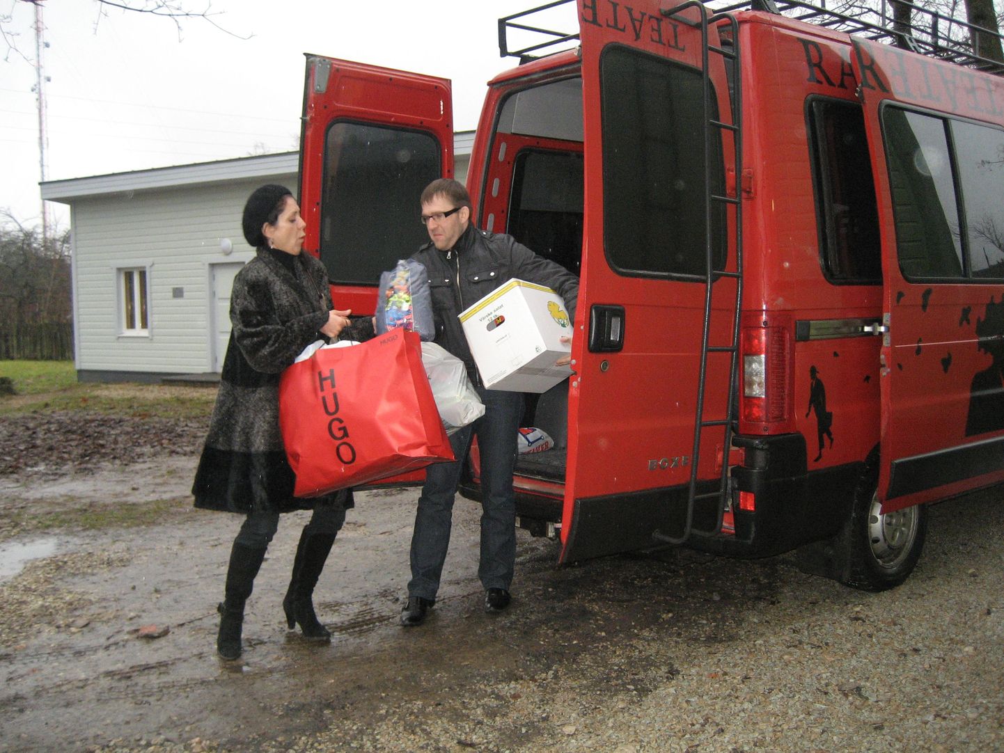 Naiste varjupaiga patroon Ülle Lichtfeldt ja teatrijuht Joonas Tartu pakivad bussi kingitused, mis koguti Rakvere teatris heategevuspäeval, et need kohale viia.