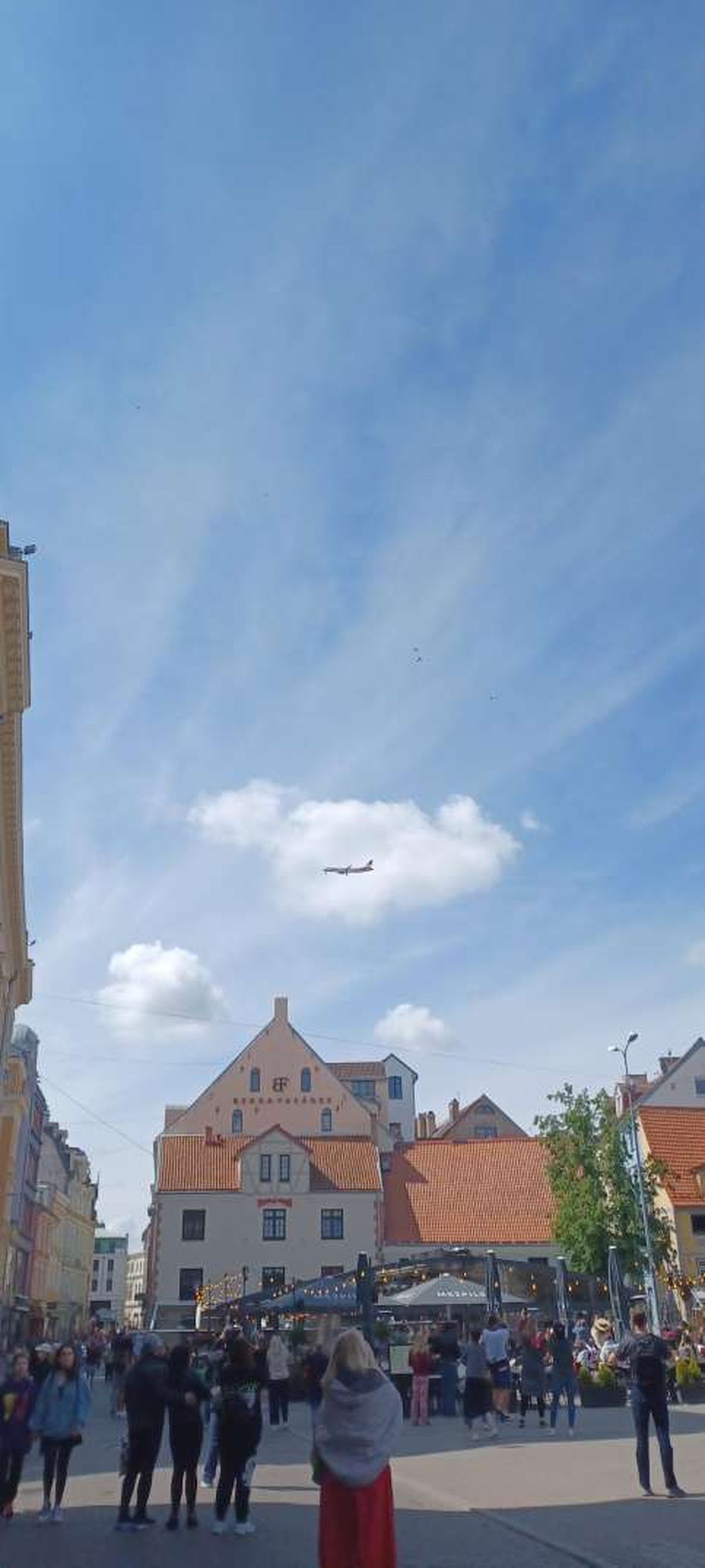 Самолет airBaltic с хоккеистами сборной Латвии пролетает над Ригой