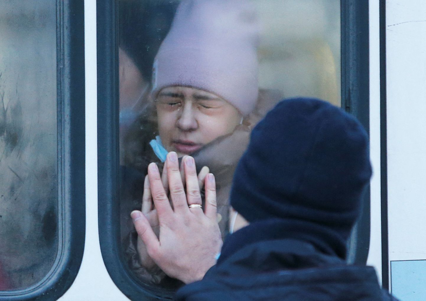 Эвакуация в Россию: дочь прощается с отцом.