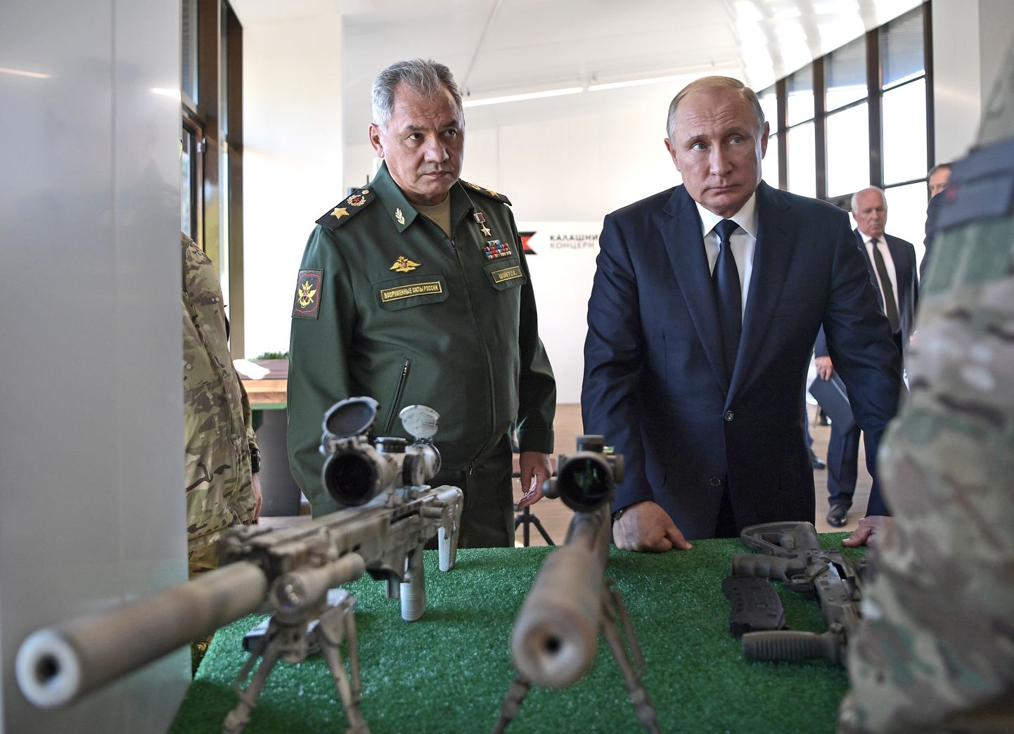 Шойгу и Путин знакомятся с тем, что убивает издалека (на заднем плане глава «Ростеха» Чемезов), Москва 2018