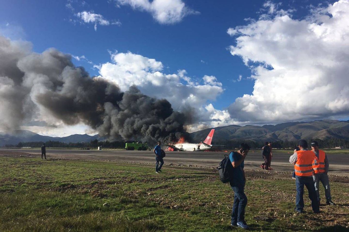 Foto põlema süttinud Peruu lennukist.