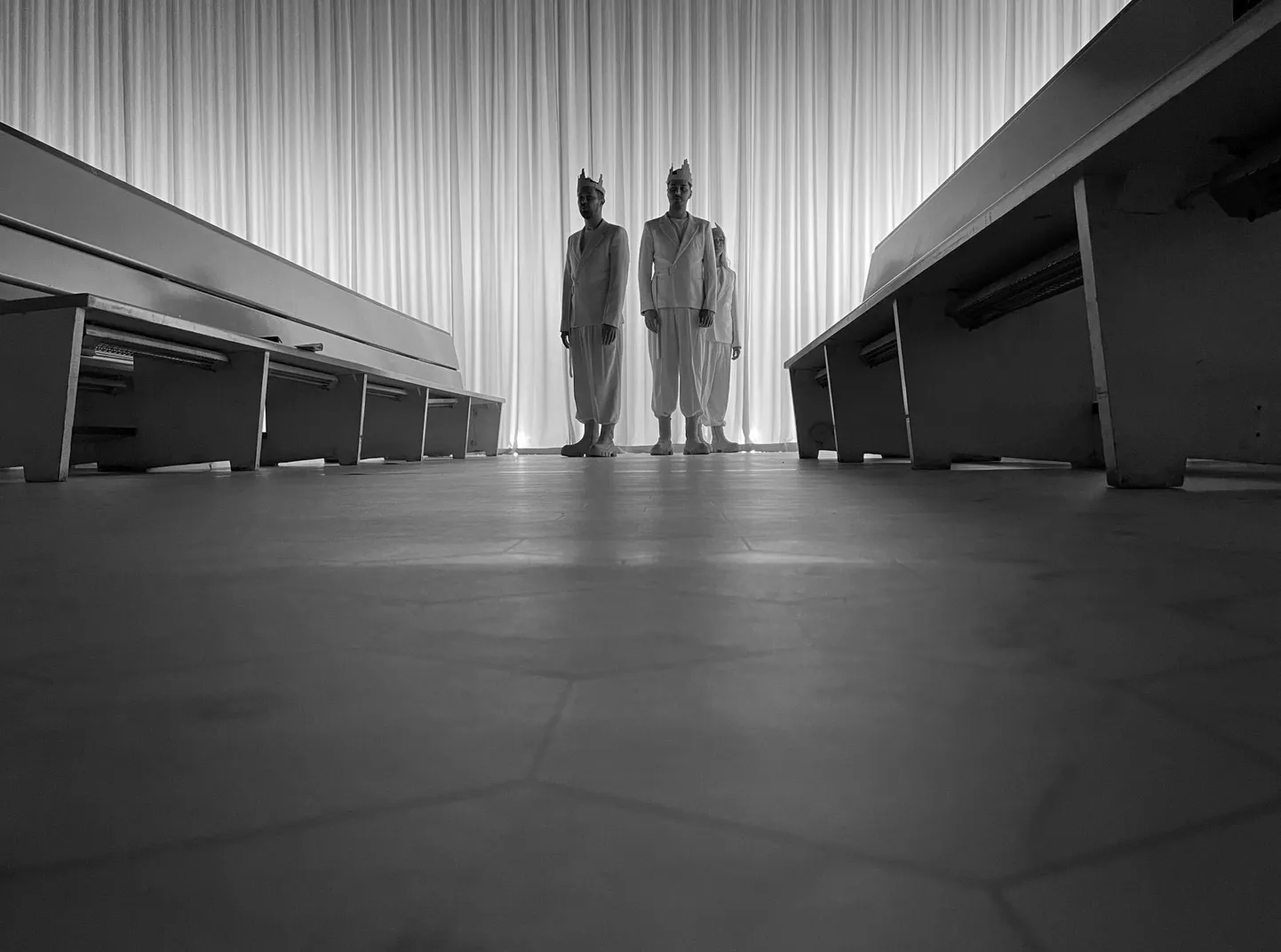 Maria Paiste, Kirill Havanski ja Johannes Richard Seppingu kehastatud valgesse rüütatud häälekad saatjad.  FOTOd: Jan Teevet
