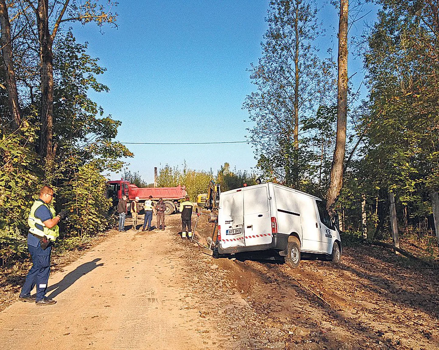 Roosi tänaval paiskus kaubik suure kraanaauto otsasõidu järel soojatorude ehituseks kaevatud kraavi.