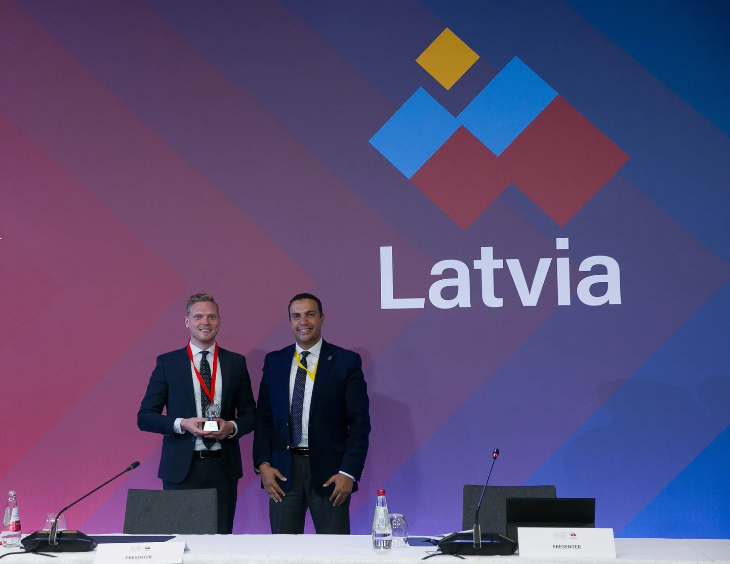 Latvijas FID priekšnieka pienākumu izpildītājs Toms Platacis saņem Balvu.