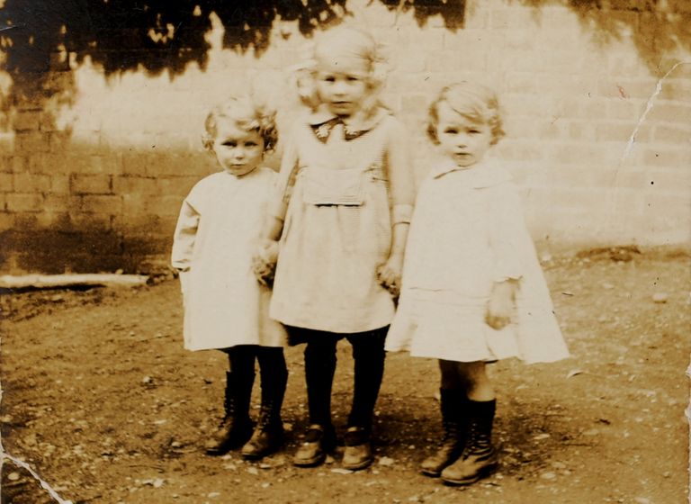 Irene Crump ja Phyllis Jones 4-aastaselt oma vanema õe Dorothyga.