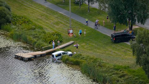 Väikekaubik sattus poolenisti Paala järve