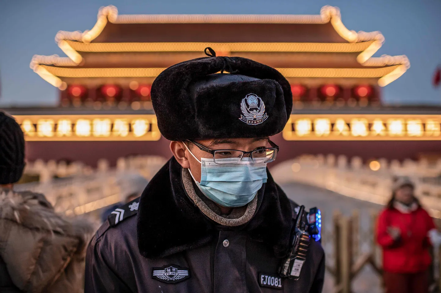 Ķīna, vīrietis izsargājas no iespējamas saslimšanas ar jauno vīrusu.
