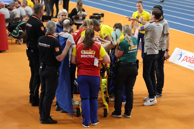Maureen Koster viidi kanderaamil sisehallist minema.