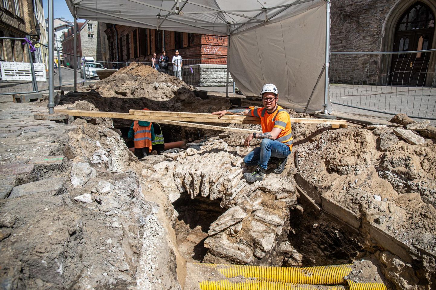 Arheoloog Rivo Bernotas leidis Vene tänaval toimuvatel kaevamistel nii 13. sajandi adrajäljed kui ka 19. sajandi tunnelkollektori.