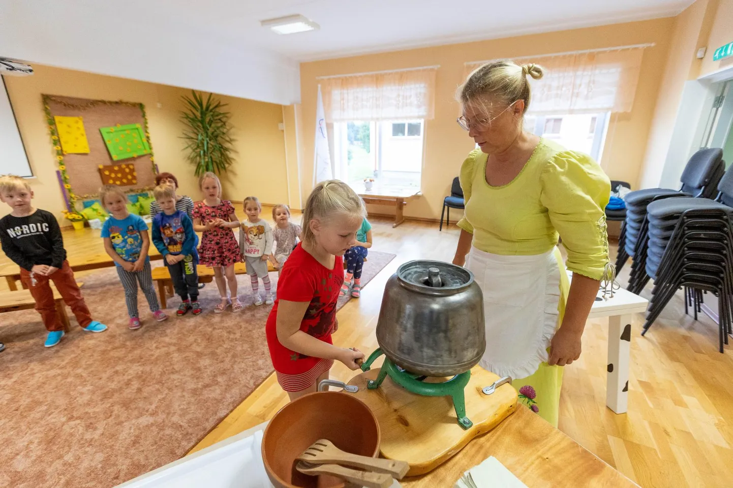 Piimapäeval saavad külastajad Anneli Siimussaare ja teiste piimandusmuuseumi töötajate juhendamisel piimast võid vändata.