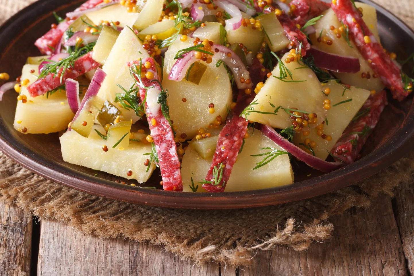 Салат с картошкой и колбасой.