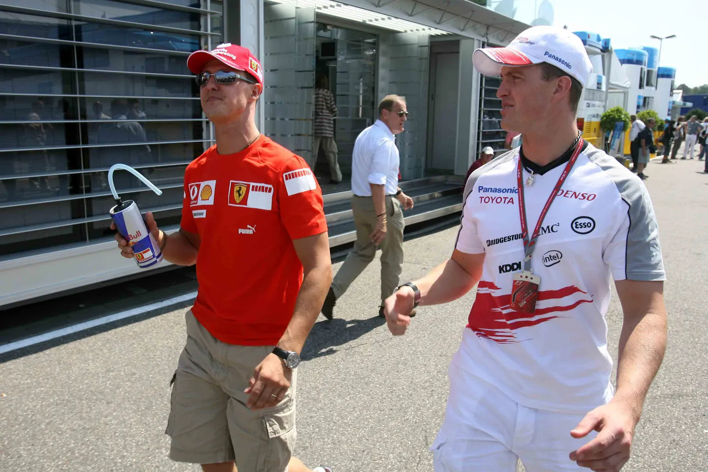 Michael Schumacher (vasakul) Ralf Schumacher
